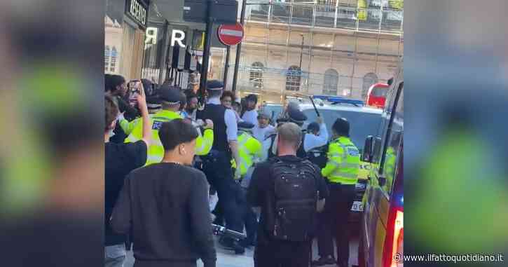 Caos a Londra, decine di giovani si danno appuntamento via Tiktok per un saccheggio di massa a Oxford Street. Tensioni con la polizia – Video