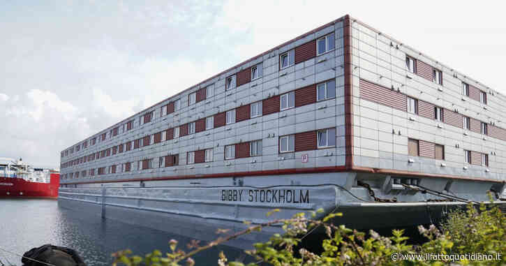 Tracce di legionella sulla “nave lager” inglese per migranti, sbarcati i primi 39 occupanti. Imbarazzo del governo