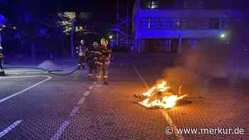 Unbekannte zünden Roller auf Gilchinger Schulhof an