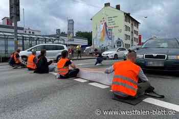 Klimakleber blockieren Herforder Straße in Bielefeld