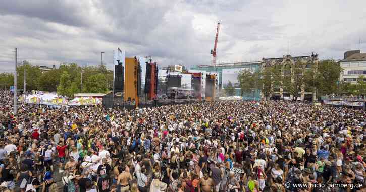 Massenandrang bei der Street Parade in Zürich