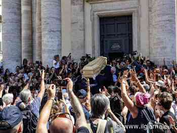 I funerali in chiesa, ultimo addio a Michela Murgia. Presenti anche Schlein e Saviano