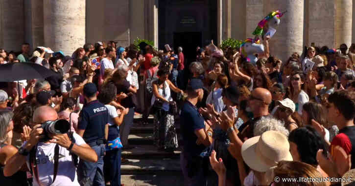 Michela Murgia, fuori dalla chiesa si canta Bella ciao: la commozione al funerale – Video