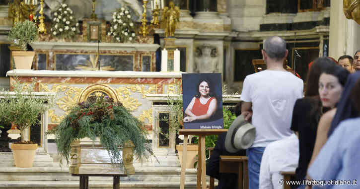 I funerali di Michela Murgia, fiori in chiesa e “Bella Ciao” cantata fuori. La commozione di Saviano e l’omelia di don Walter: “Sono le parole più difficili della mia vita”