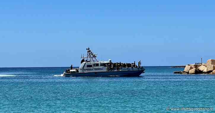 Migranti, centinaia di persone a Lampedusa: oltre 20 sbarchi in meno di 24 ore. L’hotspot stipato di ospiti: sono oltre 2000