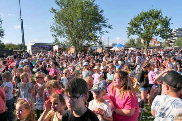 Sterke windvlagen houden luchtballonnen op eerste meetingavond aan de grond, Marie en Samson zorgden vooraf voor een wervelend optreden in volgelopen Martinuspark