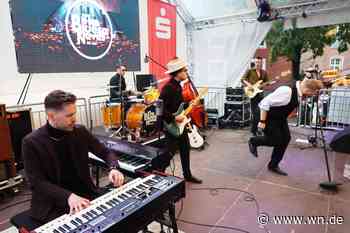 Eine große Party bei strahlendem Sonnenschein