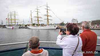 An Bord der „Rostocker 7“: Gäste genießen vom Wasser aus den Blick auf Traditionssegler