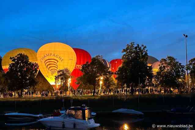 Verlichte ballonnen zorgen in het donker voor visueel aantrekkelijke show