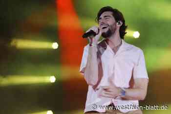 Fans tanzen in Salzkotten zu Alvaro Soler fröhlich in den Pfützen