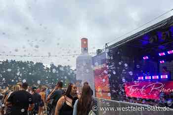 Besucher des Senne-Beach-Festivals in Hövelhof tanzen den Regen weg