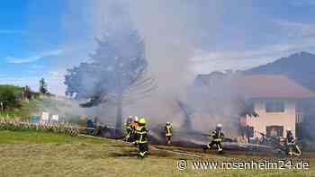 Gebäude am Samerberg in Brand - Feuerwehr im Einsatz