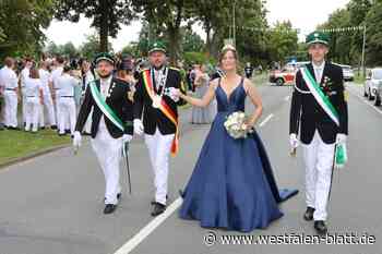 Königin Rebecca Kößmeier besticht in Delbrück-Boke mit royalem Blau