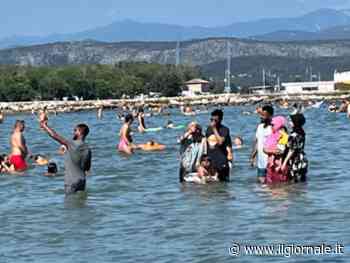 "In acqua vestite non ci entrate". E scoppia la lite in spiaggia