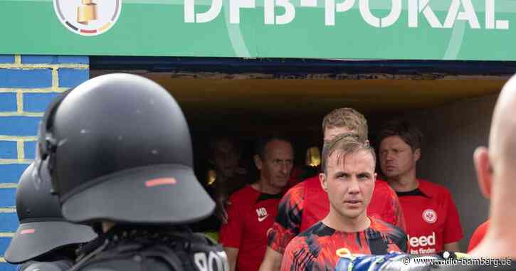 Böllerwürfe und Unterbrechung: Eintracht-Sieg nur Nebensache