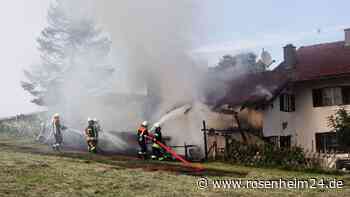 Brand eines Wohnhausanbaus am Samerberg sorgt für Großeinsatz der Feuerwehr