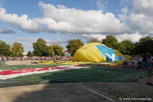 Duizenden toeschouwers volgen op de tweede balloonmeetingdag met bewondering het opstijgen op van 35 kleur- en fantasierijke luchtballons