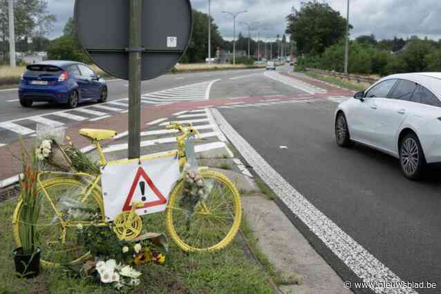 Fietsersbond spuit gele fietsen op gevaarlijke kruispunten: “Elk ongeluk raakt het moederhart”