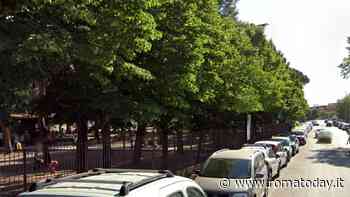 Segue due minorenni in auto, si abbassa i pantaloni e si masturba fissandole