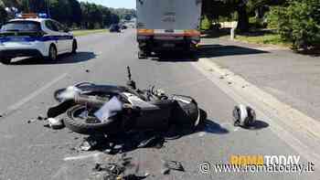 Roma, incidente sulla Colombo. Scontro tra scooter e autocarro: morto un uomo