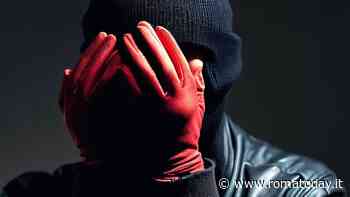 Il bandito con i guanti rossi che ha rapinato cinque supermercati in dieci giorni