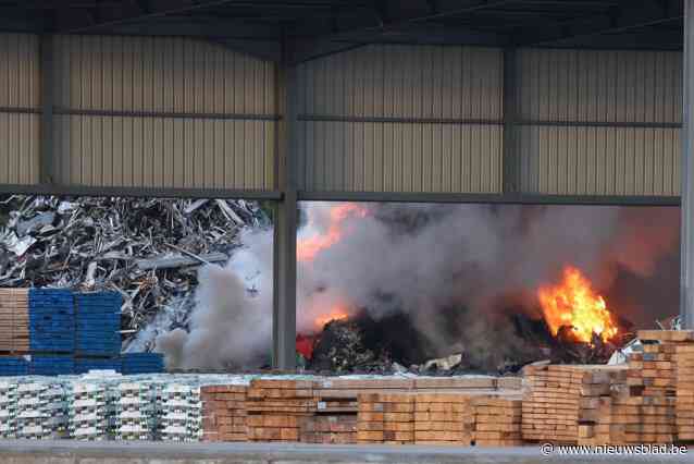 Bedrijf BST denkt oorzaak van urenlange brand te kennen: “Dit kan het gevolg zijn als een batterij wordt weggemoffeld in schroot”