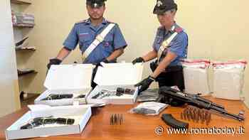 Un'arma da guerra russa, quattro pistole e duecento colpi: l'arsenale scovato in un furgone