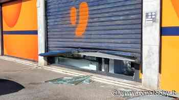 La banda di ladri hi tech sfonda serranda e saccheggia Unieuro