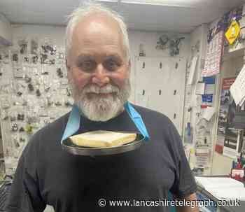 Mechanic's hilarious response to customer interrupting lunch