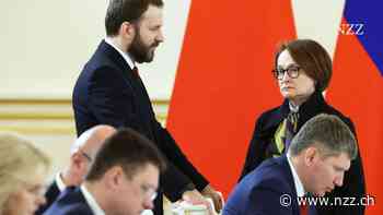 Der Rubel ist so schwach wie schon lange nicht mehr. Hohe Militärausgaben und geringere Exporte ziehen die russische Währung nach unten