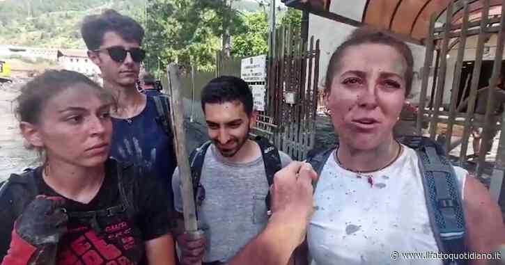 Bardonecchia, studenti volontari per spalare il fango: “Qui per dare una mano finché c’è bisogno”