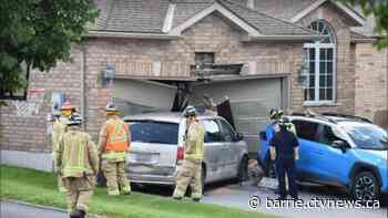 Minivan crashes into garage in Barrie's west end