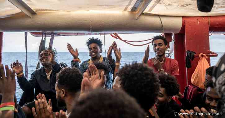 Il governo Meloni chiede aiuto alle ong (che voleva limitare) per salvare i migranti in mare: il cambio di rotta figlio del boom di partenze