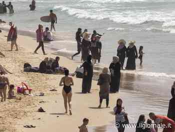 "Sarà vietato fare il bagno vestiti": in arrivo la stretta anti-burkini