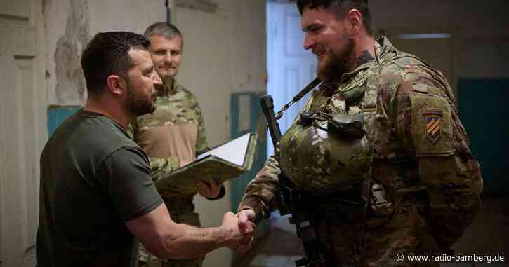 Selenskyj besucht ostukrainische Front nördlich von Bachmut