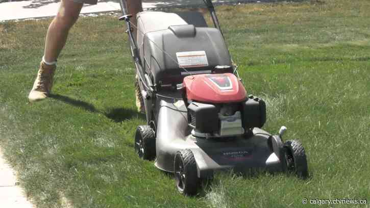 Outdoor workers in and around Lethbridge taking steps to beat the heat