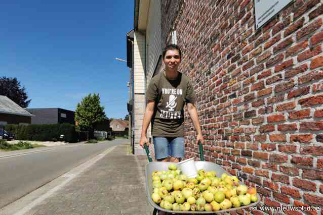 Inwoners komen massaal appeltjes kopen van zwaar autistische Tristan (21) na oproep op Facebook: “Hartverwarmend dat iedereen onze zoon gelukkig wil maken”