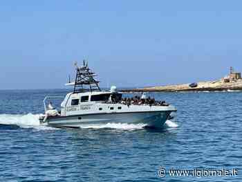 "Qui si paga il doppio...". Ecco i viaggi di lusso che portano gli immigrati più ricchi in Italia