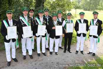 Schützen in Delbrück-Boke ehren unter freiem Himmel am Pfarrheim