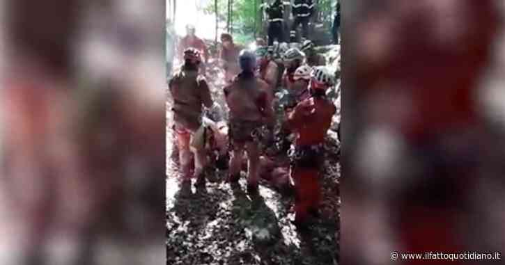 Recuperata la speleologa bloccata in una grotta nel Salernitano, l’applauso dei soccorritori: il video