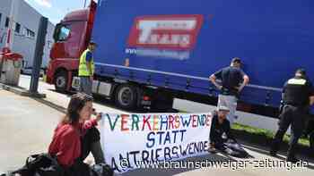 Klimaaktivisten blockieren Ausfahrt bei VW in Isenbüttel