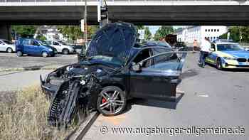 Drei Verletzte und drei kaputte Autos nach Unfall an der Adenauerbrücke