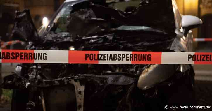 Auto brennt nach Unfall auf Bundesstraße 11 aus: Fahrer tot