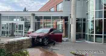 Car crashes through front entrance of hospital in Cobourg, Ont., 2 people hurt