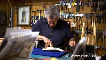 Mezzo secolo cucito a mano. Una mattina con l’artigiano del cuoio (VIDEO)