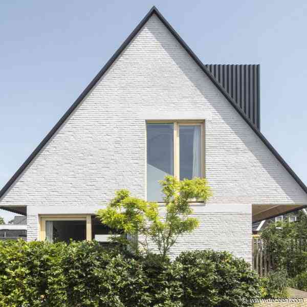 Chris Collaris Architects crowns Lime Wash House with oversized roof