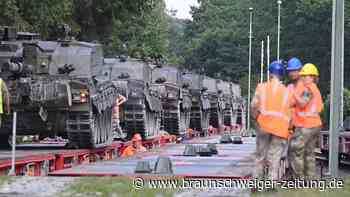 Britisches Militär verlädt Panzer für Manöver