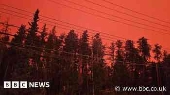 Army airlifts hundreds to safety from Canadian fires
