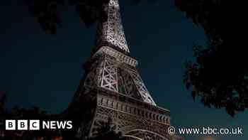 US tourists stay in Eiffel Tower overnight while drunk - prosecutors