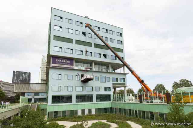 Centimeterwerk: MRI-scanner van 6 ton wordt nieuw ziekenhuis Cadix binnen gehesen via gevel